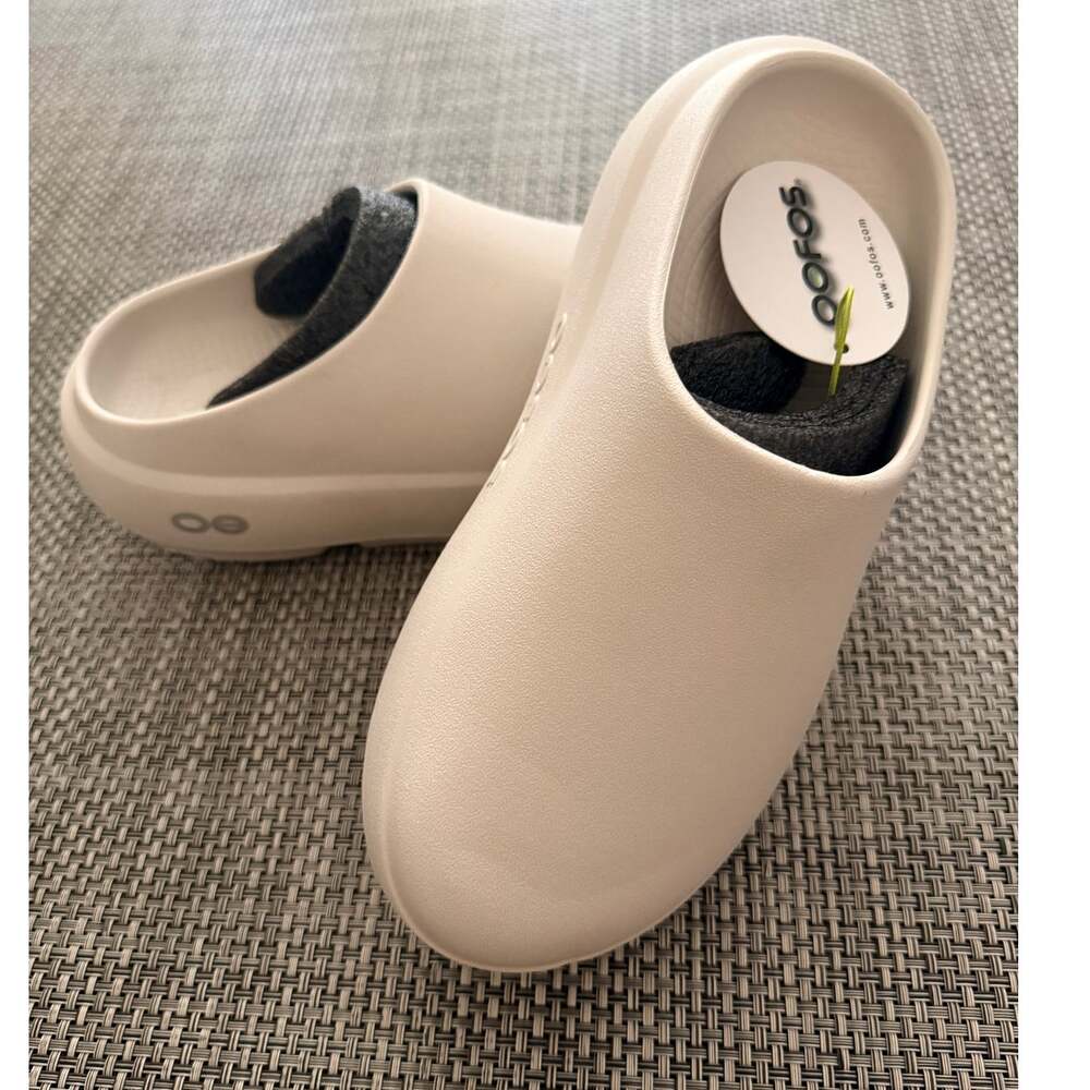 OOFOS NWT Unisex Cloog PLUS Clog Slide Chalk White Size M6/W8 Comfort